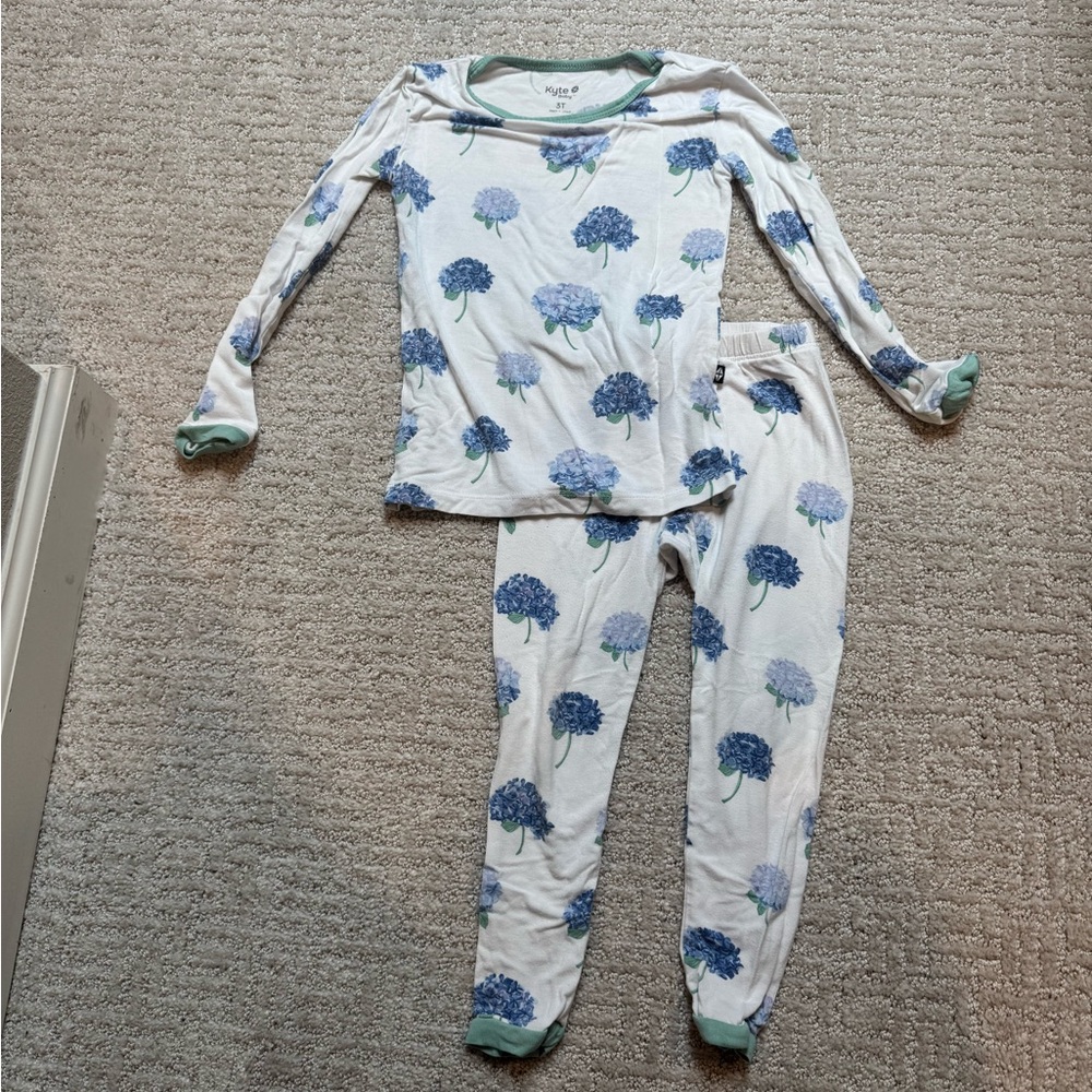 Kyte Baby White and Blue Hydrangea Flower Long Sleeve Pajama Set